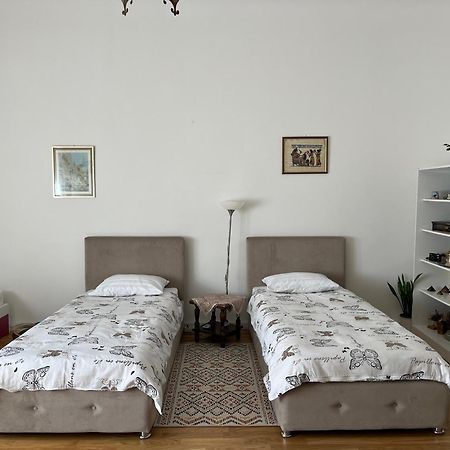 The Best Location Salon Apartment With Main Street View ซาราเยโว ภายนอก รูปภาพ
