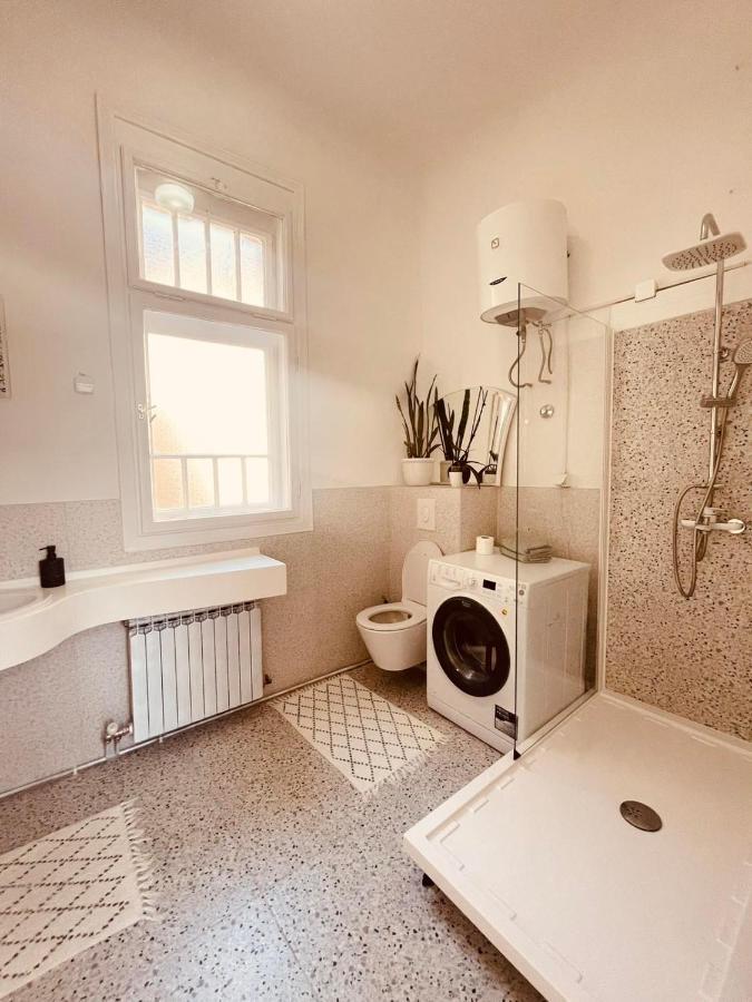 The Best Location Salon Apartment With Main Street View ซาราเยโว ภายนอก รูปภาพ