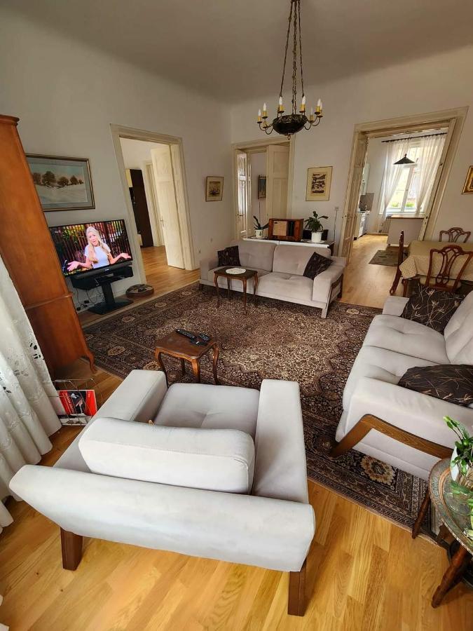 The Best Location Salon Apartment With Main Street View ซาราเยโว ภายนอก รูปภาพ
