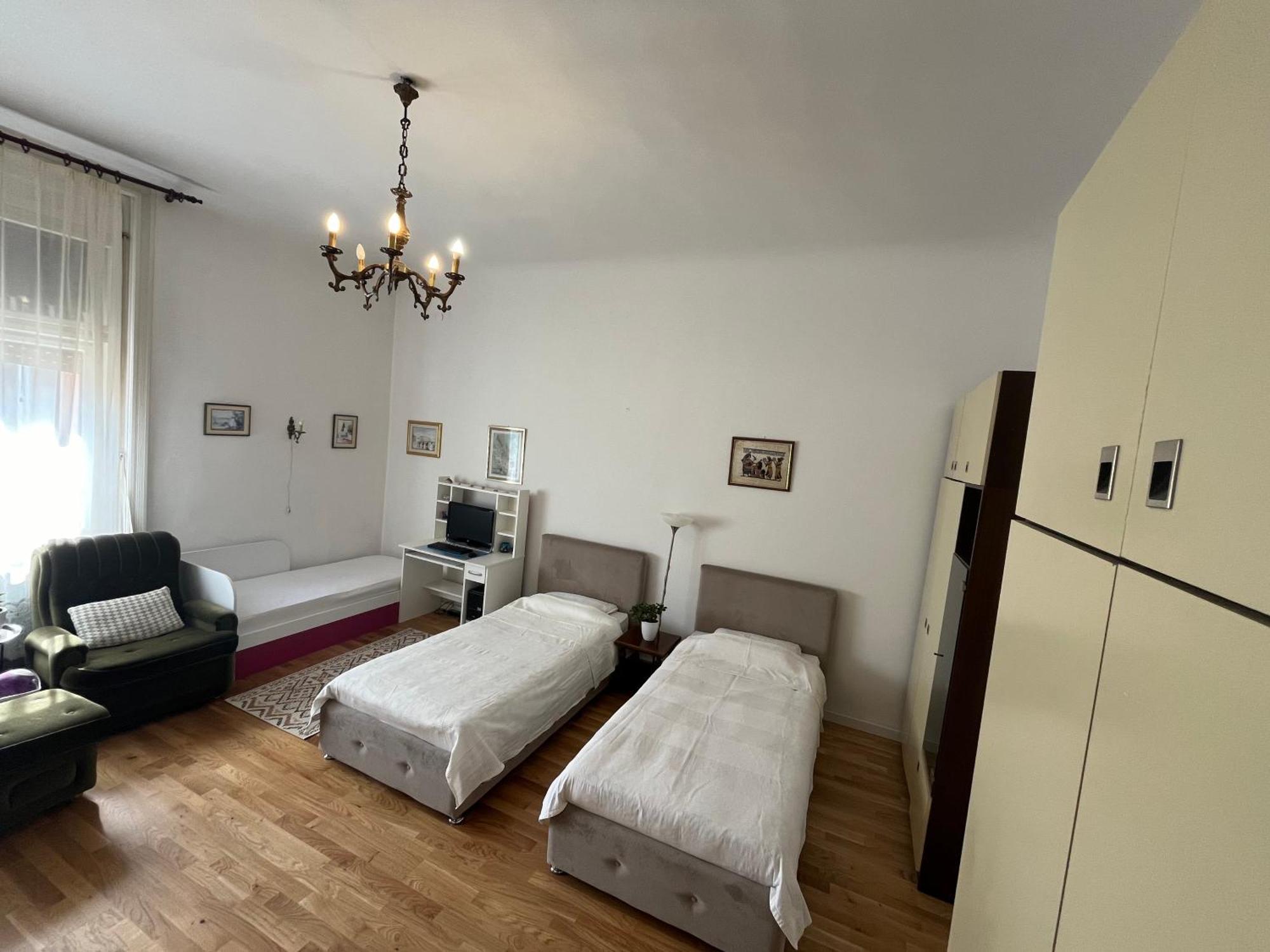 The Best Location Salon Apartment With Main Street View ซาราเยโว ภายนอก รูปภาพ
